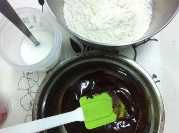 step1: 預備材料。
牛油加入烹飪巧克力隔水煮溶，待冷。
開始預熱蒸爐。