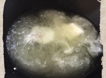 step5: 起油鍋將裹上麵粉的蒟蒻下鍋油炸，待蒟蒻周邊油泡變少即可起鍋，全部蒟蒻炸過一次後可調高油溫回鍋炸第二次，將油逼出