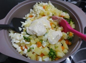step7: 取出， 加入蛋黃醬及鍊奶撈勻， 再冷藏1至2小時便可進食。