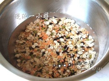 step2: 首先將 100g 的《十穀米》和進紅豆一起洗淨
用乾淨的水浸泡約一個小時左右