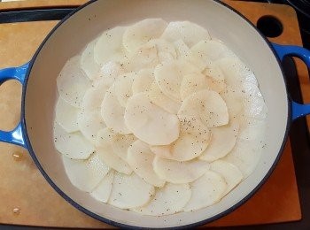 step6: 將薯片圍圈排放在鑄鐵鍋或焗盆中，再將1/3吞拿魚奶汁倒在薯片上。