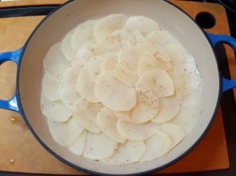 step6: 將薯片圍圈排放在鑄鐵鍋或焗盆中，再將1/3吞拿魚奶汁倒在薯片上。