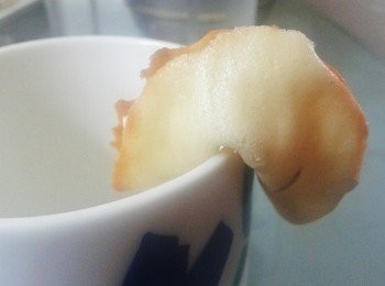 step6: 然後對摺，再放在碗/杯邊, 在中間壓成彎形