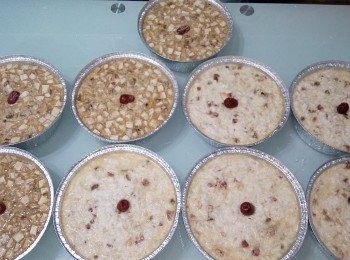 step6: 待鍋中材料冷卻後，便可下粘米粉漿，拌勻後用雞粉調味便可倒進錫紙盆蒸1小時。