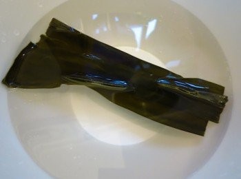 step1: － 先煮湯汁，昆布先用3－4飯碗水浸30分鐘
（半片好了，我用了一片，覺得有點多了！）