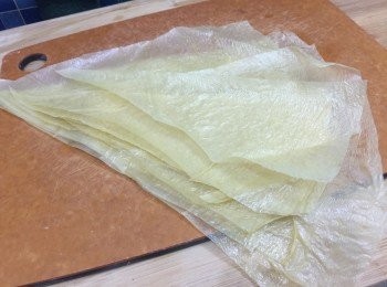 step6: 腐皮先剪走周邊硬皮，用剪刀一開十六