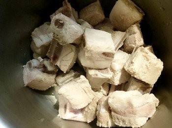 step2: 將豬小排骨撈出洗淨後，瀝乾備用。