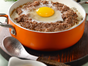 step7: 把煲仔飯醬油的材料混合後煮沸，上桌時淋在飯面， 即成。