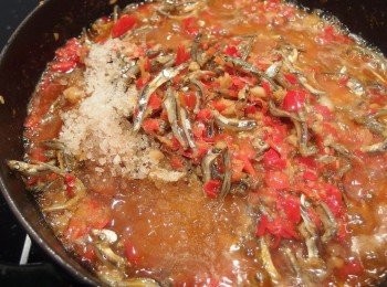 step6: 加入冰糖,醬油炒至小魚干入味。