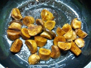 step5: 杏鮑菇放入蒜油中同炒，至其變熟盛起。