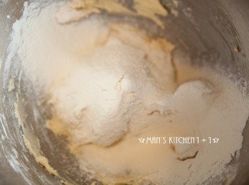step7: 再來分四次加入低筋麵粉，並拿刮刀用切拌的方式將麵粉與蛋糊混合均勻。