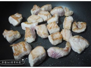 step4: 鍋中放入適量油熱鍋後，將梅花肉放入兩面煎至全熟。