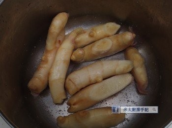 step1: 子薑用水洗淨，用鹽抹勻。