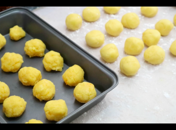 step7: 取出<span class="group_1">奶黃餡</span>和<span class="group_2">酥皮</span>，將<span class="group_1">奶黃餡</span>分成22g，<span class="group_2">酥皮</span>28g，揉圓備用。