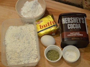 step1: 預備材料。

事前準備：

1. 無鹽牛油放於室溫下軟化。
2. 雞蛋置於室溫下回溫，手拿起時沒有冰冷感為標準。
3. 低筋麵粉過篩備用。