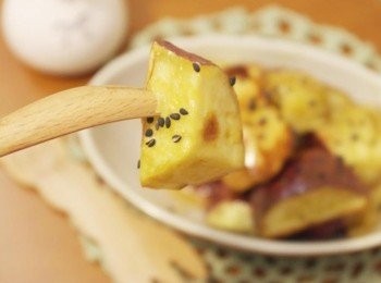 step7: 稍微脆脆的外皮咬下去很像拔絲地瓜的口感呢...熱呼呼的食用好幸福!!!光是不油炸負擔就少很多了呢~~吃起來好爽口唷^^b