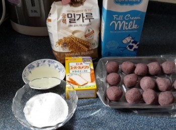 step1: 將紅豆蓉平均分成15份，每份20克，準備好材料