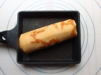 step7: 重複5 ∼6次把麵糊煎熟、 一圈圈捲到棍子上這個過 程，直到用平底鍋煎好的 麵皮無法完全包覆為止。然後稍微烤 一下，讓最後一層的麵皮 不要散開。