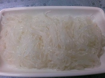 step1: 冬粉泡軟瀝乾鋪盤底~稍為剪一下比較好夾好入口