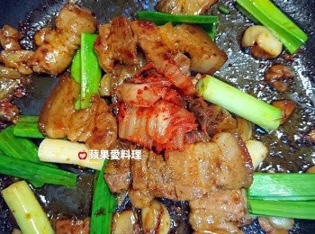 step8: 水分收乾時，放入蒜苗和韓式泡菜1大匙，拌炒一下即可。