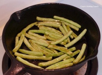 step3: 等四季豆變得像這樣有點皺皺的時候，就可以下蝦子和剛剛的蛤蜊了，然後先不要拌炒。