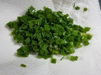 step5: 蔥洗淨切粒,用廚房紙索乾水份