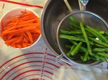 step2: 露荀切除較硬的根部，然後切半，出水煮30秒。甘荀刨皮切條，出水2分鐘，然後全部徹底瀝乾