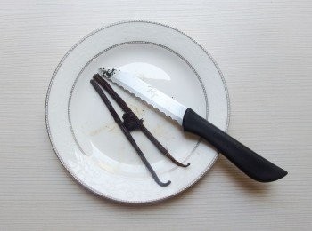 step3: 將香草豆莢剖開,用刀子刮出香草籽。