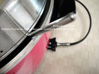 step7: 【蒸】電鍋鍋蓋(如圖)撐上一支筷子，留縫稍降電鍋的高溫，按下開關蒸煮，耗時約12-15分鐘。