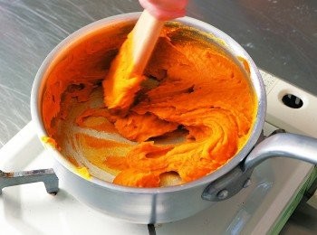 step2: 將1放入鍋中，依照順序加入其餘的材料，每次加入時都要仔細攪拌均勻。以中火加熱，然後以木鏟不停地攪拌讓水分蒸發，加熱到<span class="group_2">南瓜醬</span>會從鍋壁一塊塊剝落的硬度後即可關火，然後就這樣放涼。