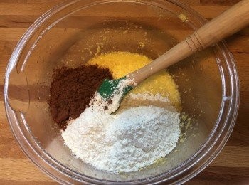 step3: 加入低粉同朱古力粉搞混。