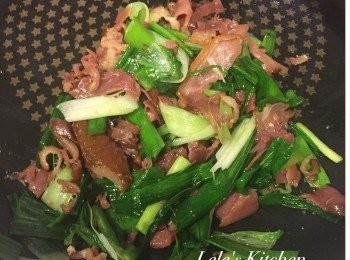 step1: 將蒜葉切絲，先加入鍋中炒熟，接著加入半包鴨賞隨意炒炒就好~
(不用放鹽喔！因為鴨賞本身就有鹹味了~)
因為很下飯，所以人少的家庭建議一次下半包就夠了~
不然一包吃不完，剩下的鴨賞記得放冰箱！