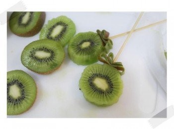 step3: 將削下的果皮摺疊成Z字型~~ 用牙籤固定即可!!