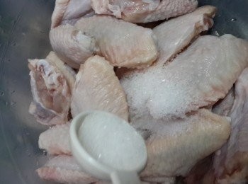 step1: 急凍<a href="https://bit.ly/3zHU5V3" target="_blank" data-keyword="雞中翼" class="guide-link"><strong>雞中翼</strong></a> <span style="display:inline-block;vertical-align:middle;margin-top:-3px;color:initial;border-radius:3px;padding:2px 3px;font-size:12px;line-height:14px;background:#87d300;color:#fff;">即買</span> 室溫解凍後，洗淨用1湯匙粗鹽按摩均勻，腌5分鐘，再清洗乾淨(此步驟可去除<a href="https://bit.ly/3zHU5V3" target="_blank" data-keyword="雞中翼" class="guide-link"><strong>雞中翼</strong></a> <span style="display:inline-block;vertical-align:middle;margin-top:-3px;color:initial;border-radius:3px;padding:2px 3px;font-size:12px;line-height:14px;background:#87d300;color:#fff;">即買</span> 雪藏味)