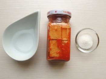 step8: 準備<span class="group_2">沾醬</span>。選擇個人喜歡的辣豆腐乳。