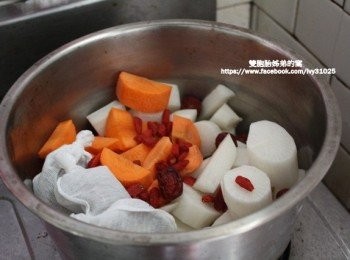 step2: 並另外添加紅棗、枸杞等來增加甜度和營養價值。