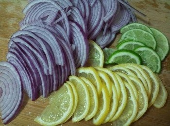 step2: 把洋蔥和 黃檸檬 , 青檸檬各半個切片