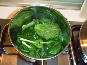 step3: 先放入步驟1的搨菜莖拌勻,煮至顏色鮮明後續放入葉子,邊拌邊加熱,夠熟即可.