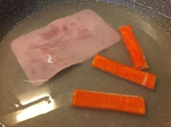 step3: 把火腿、蟹柳放入熱水煮約4-5分鐘, 撈起放涼備用