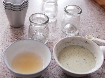 step1: 用40毫升暖水與魚膠粉拌勻。用100毫升牛奶與抹茶粉拌勻備用