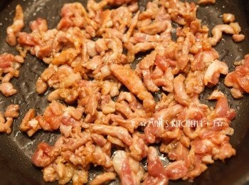 step2: 起油鍋，將豬肉絲下鍋拌炒至6分熟後起鍋備用。