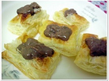 step3: 把巧克力鮮奶油擠在挖好的洞裡。 因為我住在鄉下買不到巧克力鮮奶油罐裝所以我改用自己做的 巧克力卡士達醬!(淚) 請用買好的鮮奶油罐比較方便~