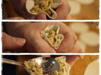 step5: 手捏燒賣三部曲:內餡至中→ 虎口輕壓→湯匙壓整。