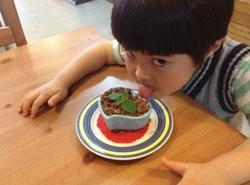 step6: 小李子已經忍不住舔起來了