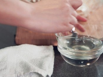 step5: 將百利甜酒倒入拌混後，分兩次加入忌廉，混合後將魚膠溶液倒入拌混