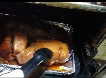 step2: 預熱焗爐。把已醃豬肉連醃汁放焗盤上，以200℃焗10分鐘後取出反轉豬肉，淋焗盤上的汁在肉面再焗。重覆以上步驟4次❨共用40分鐘❩。
Preheat oven. Transfer the pork and sauce to the baking plate. Bake the pork at 200℃ for 10 minutes. Turn it over & pour the marinade over the meat. Repeat 4 times (40 mins in total).