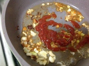 step3: 爆香薑末、蒜末，炒香豆瓣醬、番茄醬