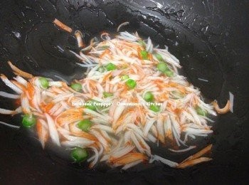 step3: 蟹柳芡汁：

-雞湯250ml + 鹽小許 / 菜粒 / 蟹柳(撕成絲狀) / 生粉水適量

-雞湯+鹽小許煮滾，轉小火下菜粒，至菜粒剛熟，下蟹棒絲

-下生粉水埋薄芡（不要大杰，推成琉璃芡便可）

-將芡汁倒在蒸蛋上便成