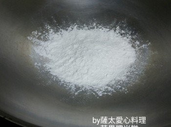 step3: 鑊中放入糯米粉，開细火炒至轉微黄色，可剩起。