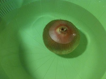 step1: 洋蔥泡水備用（洋蔥先泡水20分鐘以上後再切，才不會嗆到眼睛）。將白米放進電子鍋的內鍋裡，米洗好後，將水倒掉備用。